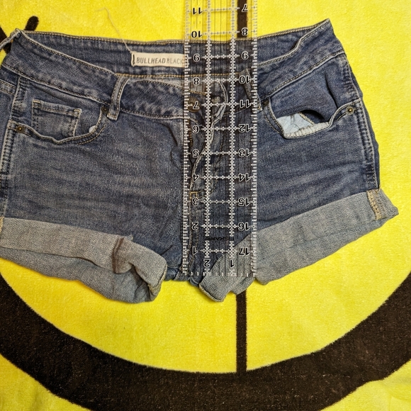 Bullhead Black women's denim medium wash shorts - size 5 - Picture 2 of 4